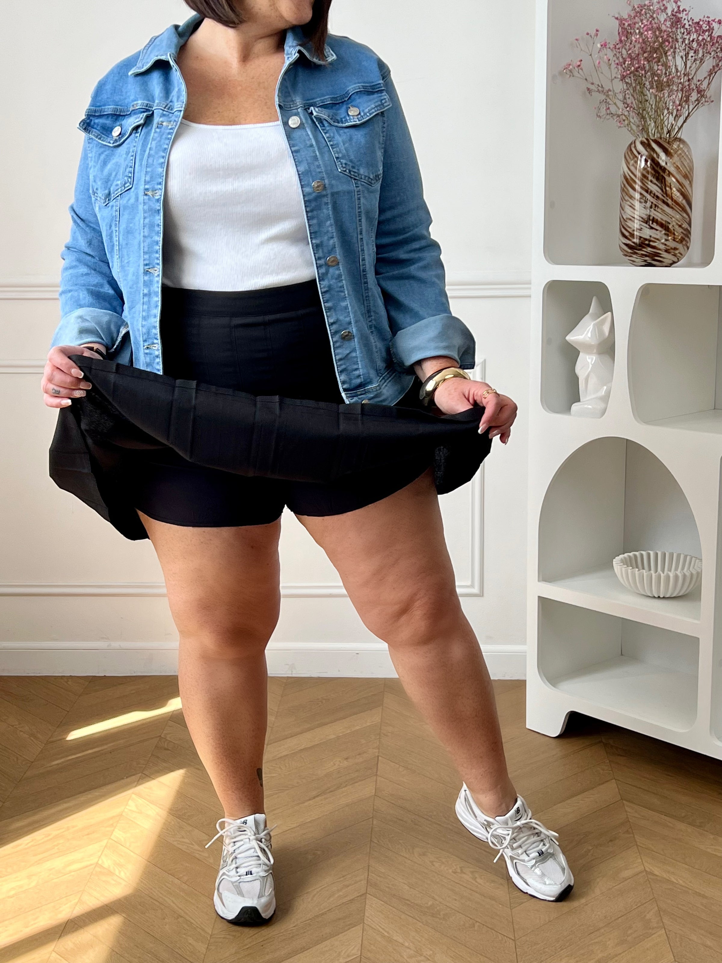 Jupe short noire en lin femme, idéale pour allier élégance et confort au quotidien. Avec son effet jupe plissée et sa coupe pratique de short, elle offre un style moderne et féminin. Dotée d’une ouverture sur le côté avec fermeture éclair, elle assure un ajustement parfait. Légère et facile à porter, cette jupe short noire est un indispensable pour un look chic et décontracté.