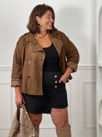 Jupe-short noire grande taille boutons dorés portée avec veste camel et bottes – look chic curve automne – Loïcia