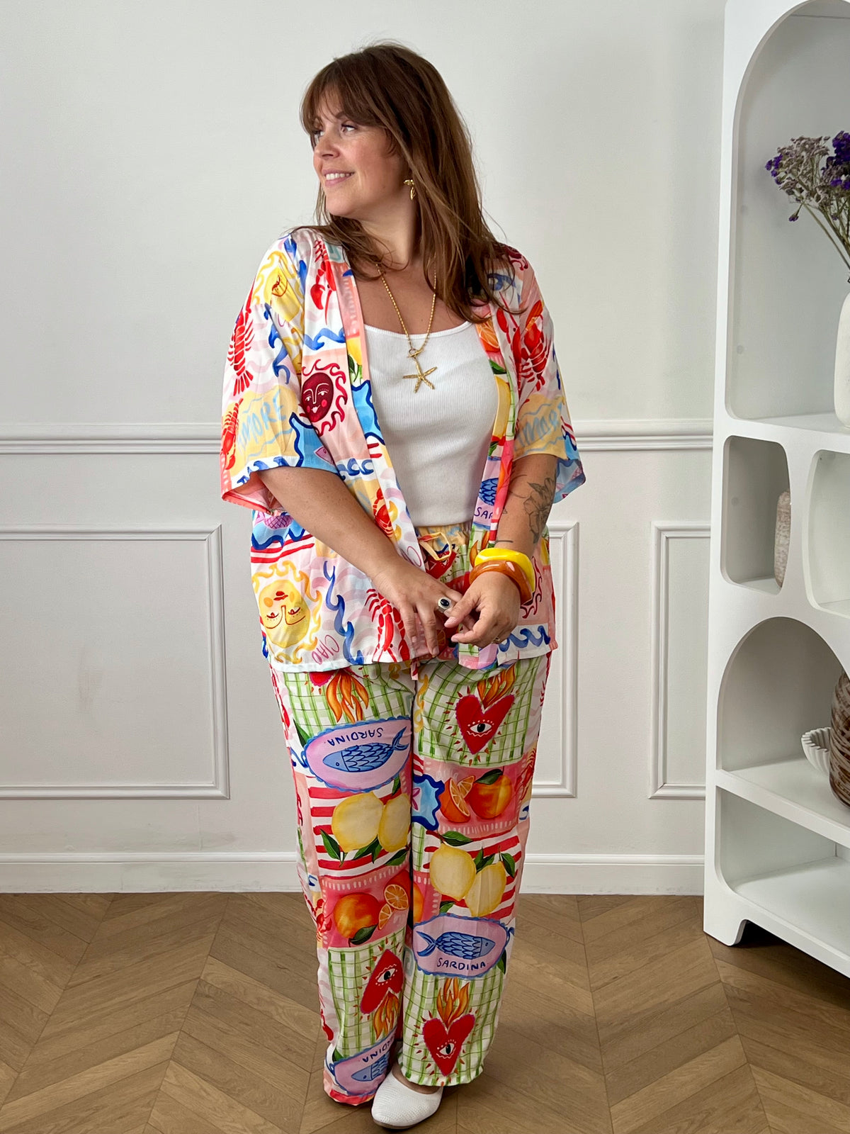 Apportez une touche d'originalité à votre dressing avec ce kimono coloré grande taille femme. Léger et fluide, il se porte facilement par-dessus un débardeur, une robe ou un maillot de bain pour un look estival tendance. Ses manches longues et sa coupe ample offrent un confort optimal, tandis que ses motifs colorés aux nuances de blanc, bleu, jaune, orange, vert et rose illuminent toutes vos tenues avec une note de fraîcheur et de gaieté.
