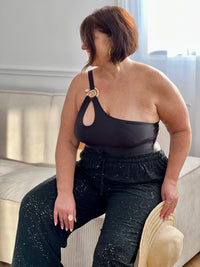 Maillot de bain une pièce grande taille pour femme, conçu pour allier maintien et élégance. Doté de coques sans armatures, il offre un confort optimal tout en sublimant la silhouette. Son design asymétrique avec bretelle réglable s’adapte parfaitement aux poitrines généreuses (jusqu’au 110/115 bonnet G/H). Un détail spiral doré apporte une touche chic et moderne.
