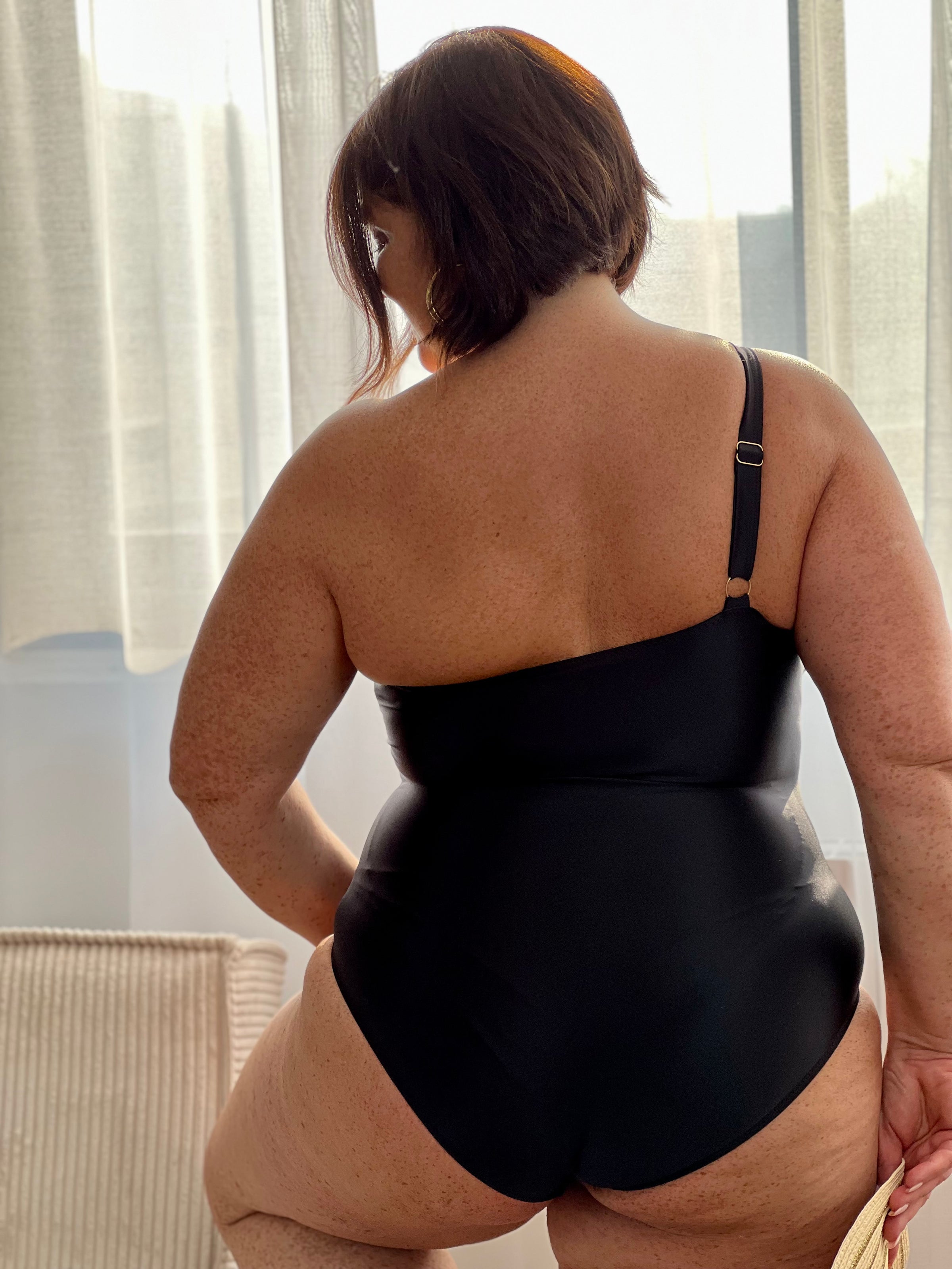 Maillot de bain une pièce grande taille pour femme, conçu pour allier maintien et élégance. Doté de coques sans armatures, il offre un confort optimal tout en sublimant la silhouette. Son design asymétrique avec bretelle réglable s’adapte parfaitement aux poitrines généreuses (jusqu’au 110/115 bonnet G/H). Un détail spiral doré apporte une touche chic et moderne.

