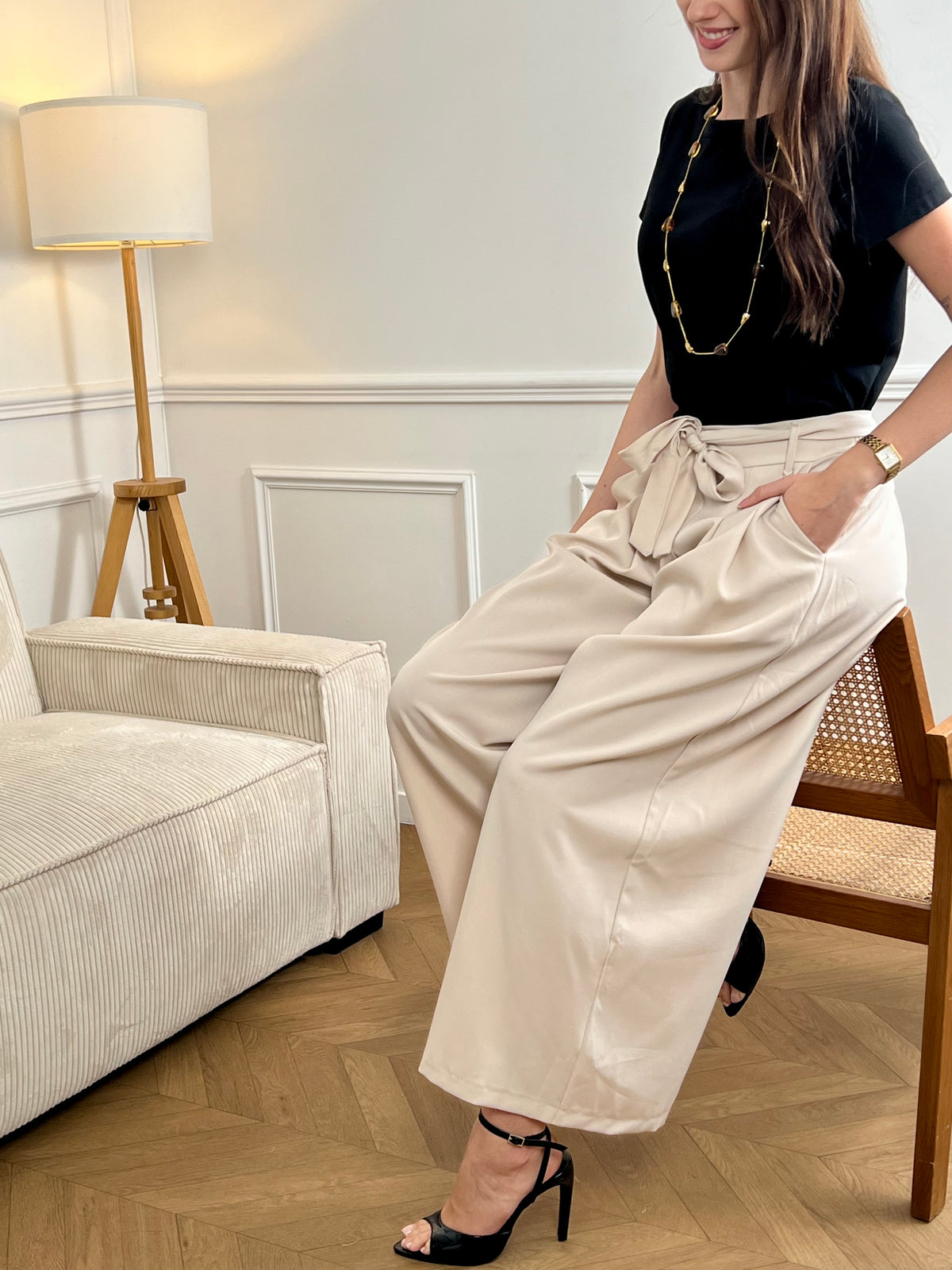 Optez pour ce pantalon ample beige femme, confortable et facile à porter au quotidien. Il dispose de poches latérales à l’avant, d’un élastique au dos pour plus d’aisance et de passants avec ceinture amovible pour ajuster la taille. Sa couleur beige intemporelle s’accorde facilement avec toutes vos tenues.