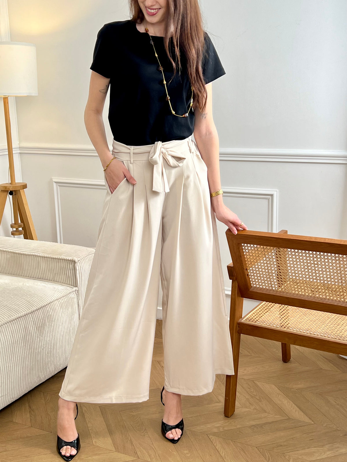 Optez pour ce pantalon ample beige femme, confortable et facile à porter au quotidien. Il dispose de poches latérales à l’avant, d’un élastique au dos pour plus d’aisance et de passants avec ceinture amovible pour ajuster la taille. Sa couleur beige intemporelle s’accorde facilement avec toutes vos tenues.