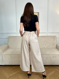 Optez pour ce pantalon ample beige femme, confortable et facile à porter au quotidien. Il dispose de poches latérales à l’avant, d’un élastique au dos pour plus d’aisance et de passants avec ceinture amovible pour ajuster la taille. Sa couleur beige intemporelle s’accorde facilement avec toutes vos tenues.