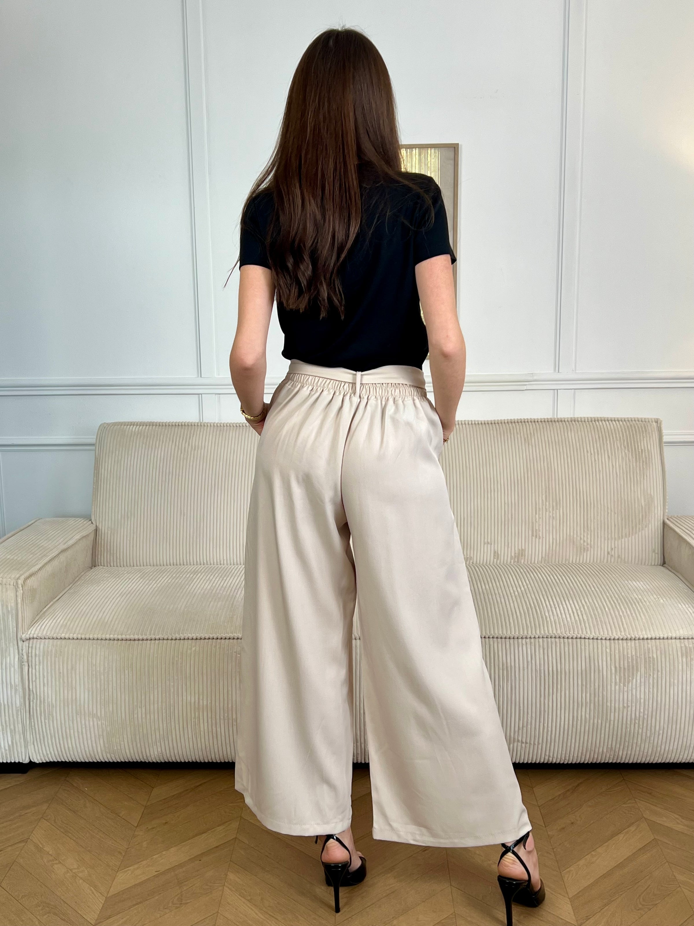Optez pour ce pantalon ample beige femme, confortable et facile à porter au quotidien. Il dispose de poches latérales à l’avant, d’un élastique au dos pour plus d’aisance et de passants avec ceinture amovible pour ajuster la taille. Sa couleur beige intemporelle s’accorde facilement avec toutes vos tenues.