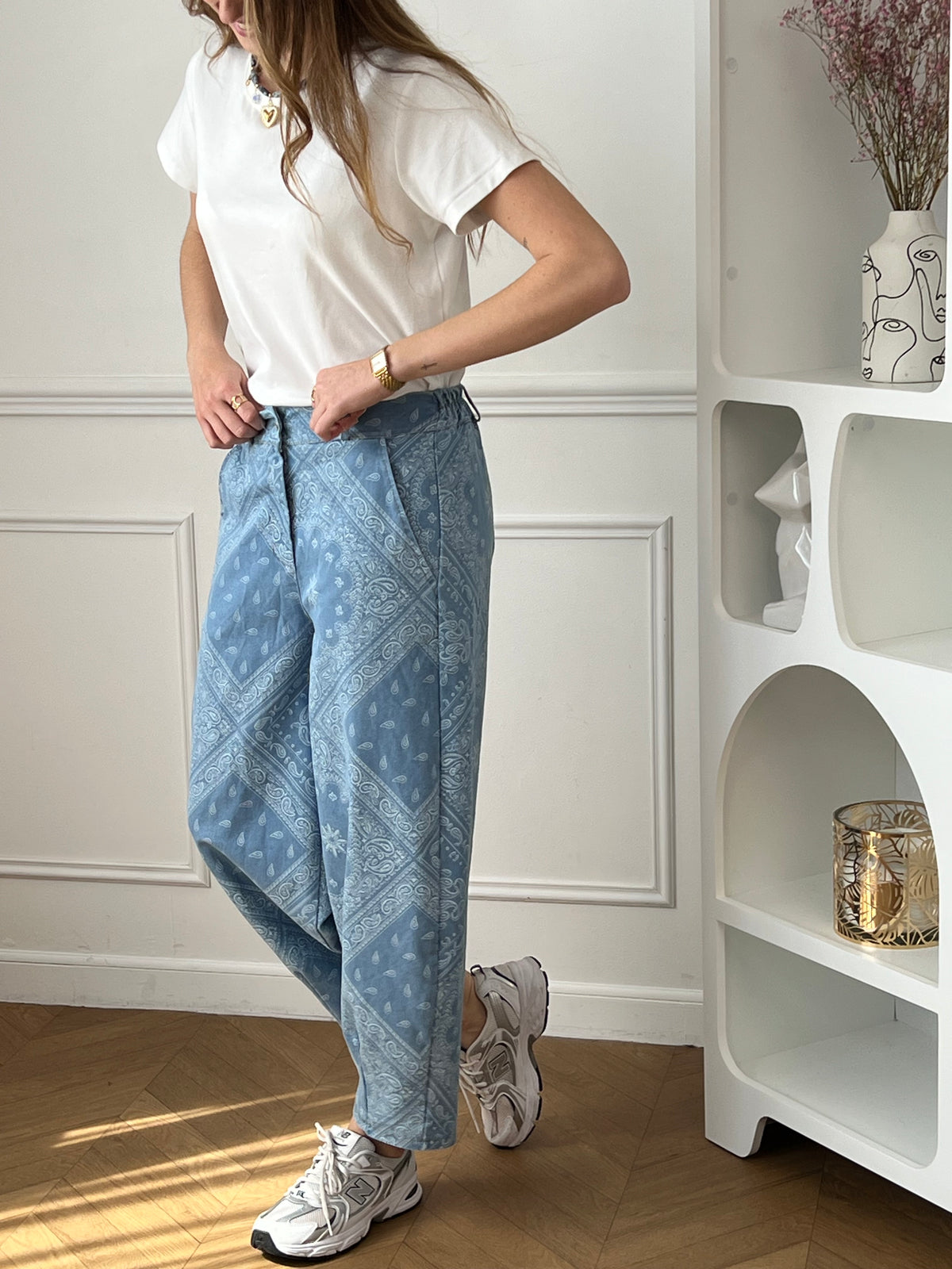 Pantalon en coton à motifs bandana bleu, idéal pour un look tendance et original. Sa coupe ballon apporte du volume tout en restant confortable. Doté de deux poches latérales, d’une taille élastique, de passants pour ceinture ainsi que d’une fermeture par bouton et zip, il assure un ajustement parfait. Ses motifs bandana bleu et écru ajoutent une touche stylée, parfaite pour dynamiser vos tenues du quotidien.