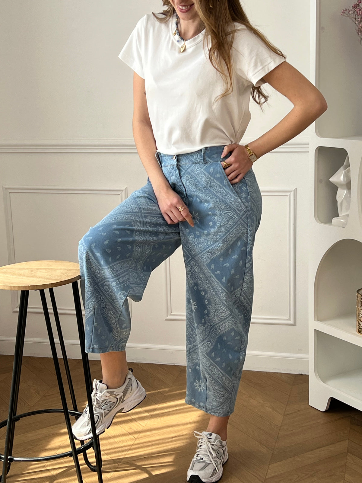 Pantalon en coton à motifs bandana bleu, idéal pour un look tendance et original. Sa coupe ballon apporte du volume tout en restant confortable. Doté de deux poches latérales, d’une taille élastique, de passants pour ceinture ainsi que d’une fermeture par bouton et zip, il assure un ajustement parfait. Ses motifs bandana bleu et écru ajoutent une touche stylée, parfaite pour dynamiser vos tenues du quotidien.