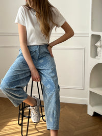 Pantalon en coton à motifs bandana bleu, idéal pour un look tendance et original. Sa coupe ballon apporte du volume tout en restant confortable. Doté de deux poches latérales, d’une taille élastique, de passants pour ceinture ainsi que d’une fermeture par bouton et zip, il assure un ajustement parfait. Ses motifs bandana bleu et écru ajoutent une touche stylée, parfaite pour dynamiser vos tenues du quotidien.