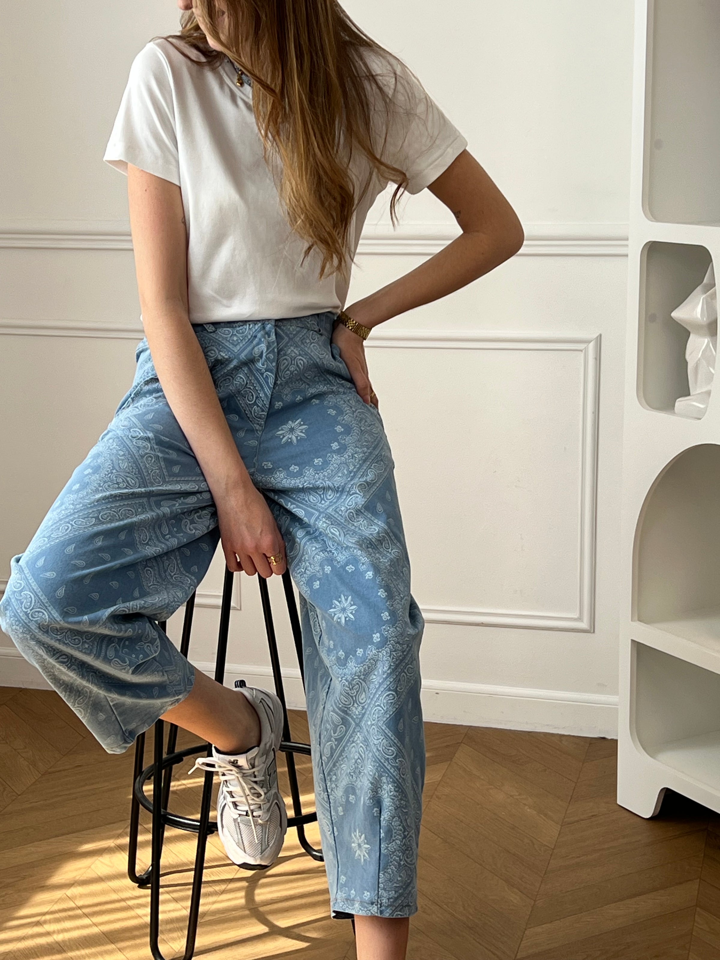 Pantalon en coton à motifs bandana bleu, idéal pour un look tendance et original. Sa coupe ballon apporte du volume tout en restant confortable. Doté de deux poches latérales, d’une taille élastique, de passants pour ceinture ainsi que d’une fermeture par bouton et zip, il assure un ajustement parfait. Ses motifs bandana bleu et écru ajoutent une touche stylée, parfaite pour dynamiser vos tenues du quotidien.