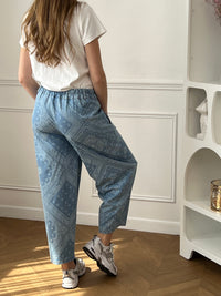 Pantalon en coton à motifs bandana bleu, idéal pour un look tendance et original. Sa coupe ballon apporte du volume tout en restant confortable. Doté de deux poches latérales, d’une taille élastique, de passants pour ceinture ainsi que d’une fermeture par bouton et zip, il assure un ajustement parfait. Ses motifs bandana bleu et écru ajoutent une touche stylée, parfaite pour dynamiser vos tenues du quotidien.