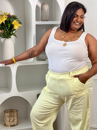 Adoptez ce pantalon coupe ballon grande taille femme, original et confortable. Sa coupe bouffante apporte du style tout en offrant une belle aisance. Doté de poches latérales, d’un élastique à la taille et de passants pour ceinture, il allie praticité et tendance. Sa couleur jaune lumineuse dynamise facilement vos tenues.