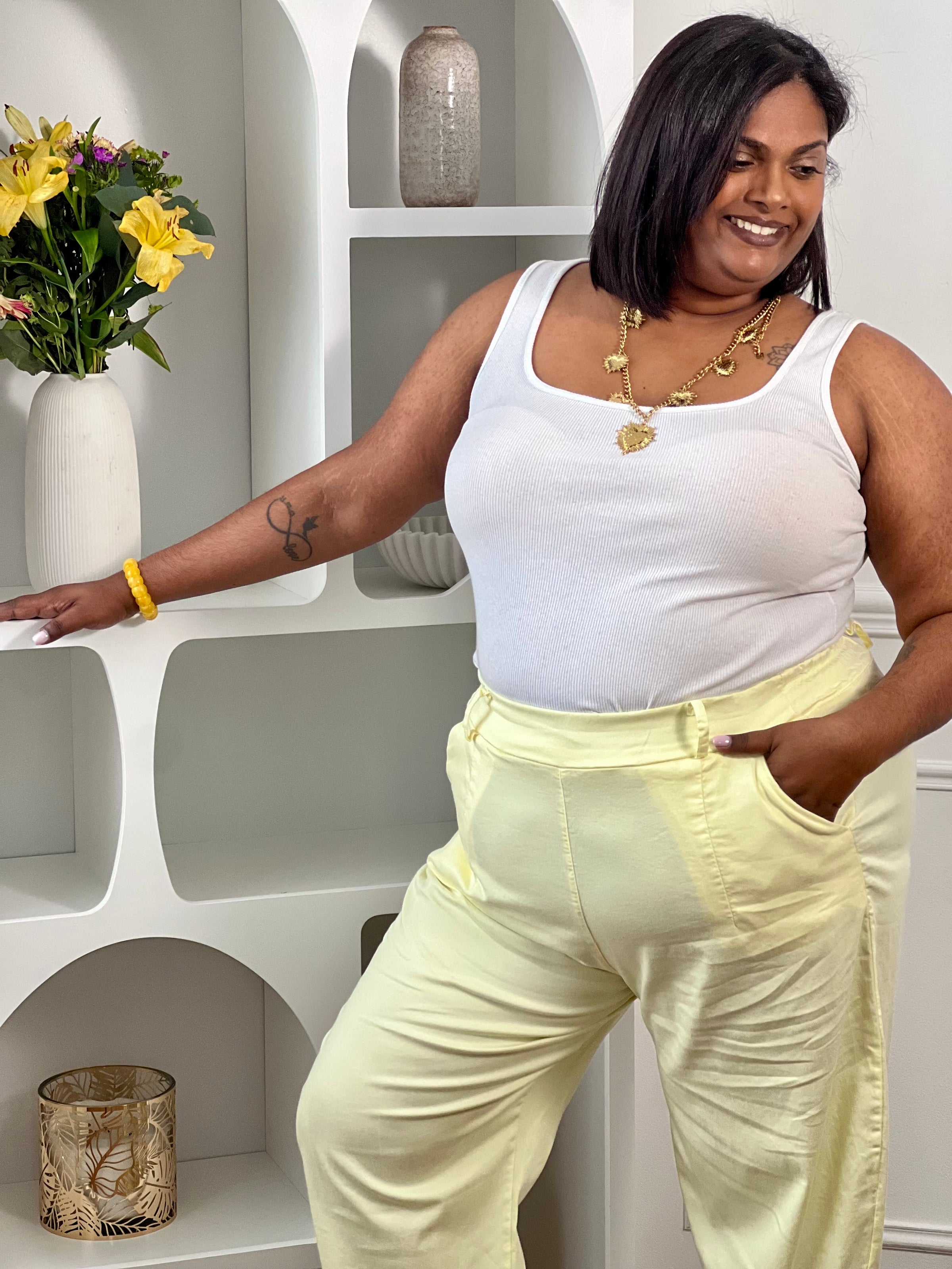 Adoptez ce pantalon coupe ballon grande taille femme, original et confortable. Sa coupe bouffante apporte du style tout en offrant une belle aisance. Doté de poches latérales, d’un élastique à la taille et de passants pour ceinture, il allie praticité et tendance. Sa couleur jaune lumineuse dynamise facilement vos tenues.