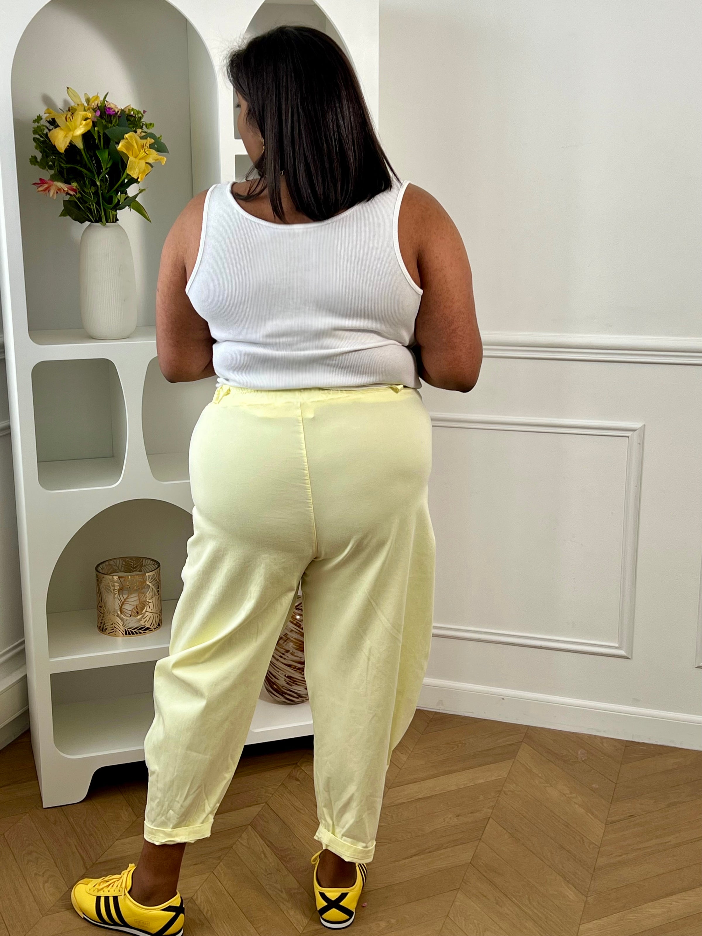 Adoptez ce pantalon coupe ballon grande taille femme, original et confortable. Sa coupe bouffante apporte du style tout en offrant une belle aisance. Doté de poches latérales, d’un élastique à la taille et de passants pour ceinture, il allie praticité et tendance. Sa couleur jaune lumineuse dynamise facilement vos tenues.