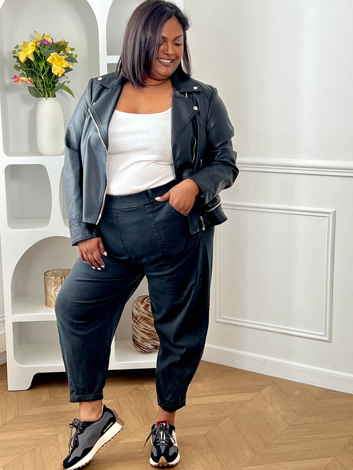 Adoptez ce pantalon coupe ballon grande taille femme, original et confortable. Sa coupe bouffante apporte du style tout en offrant une belle aisance. Doté de poches latérales, d’un élastique à la taille et de passants pour ceinture, il allie praticité et tendance.