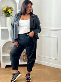 Adoptez ce pantalon coupe ballon grande taille femme, original et confortable. Sa coupe bouffante apporte du style tout en offrant une belle aisance. Doté de poches latérales, d’un élastique à la taille et de passants pour ceinture, il allie praticité et tendance.