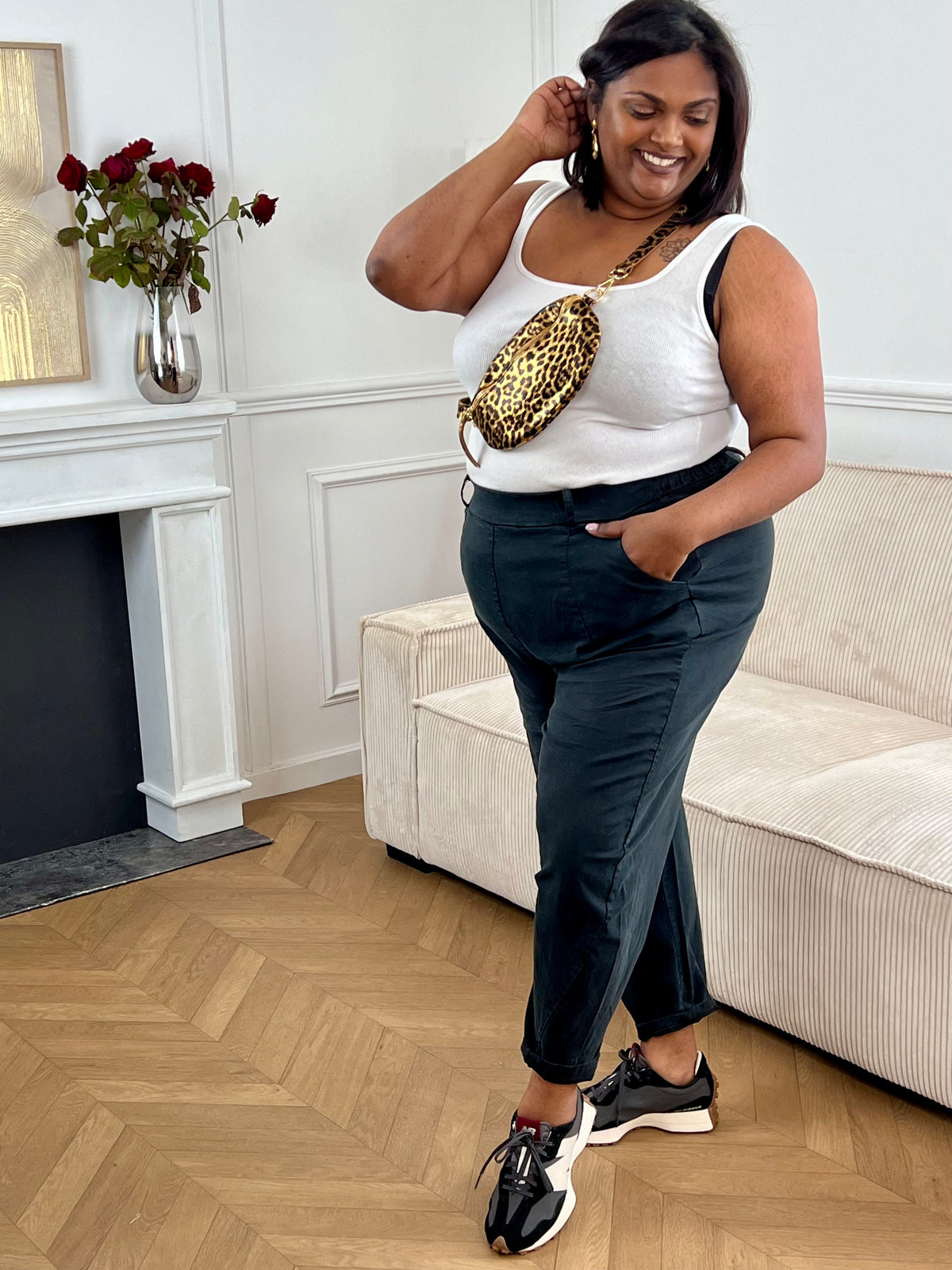 Adoptez ce pantalon coupe ballon grande taille femme, original et confortable. Sa coupe bouffante apporte du style tout en offrant une belle aisance. Doté de poches latérales, d’un élastique à la taille et de passants pour ceinture, il allie praticité et tendance.