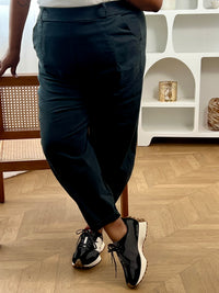 Adoptez ce pantalon coupe ballon grande taille femme, original et confortable. Sa coupe bouffante apporte du style tout en offrant une belle aisance. Doté de poches latérales, d’un élastique à la taille et de passants pour ceinture, il allie praticité et tendance.