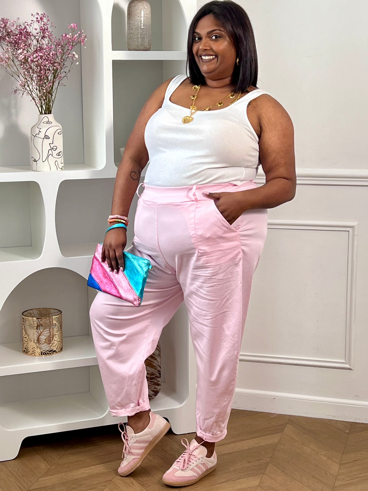 Adoptez ce pantalon coupe ballon grande taille femme, original et confortable. Sa coupe bouffante apporte du style tout en offrant une belle aisance. Doté de poches latérales, d’un élastique à la taille et de passants pour ceinture, il allie praticité et tendance. Sa couleur rose lumineuse dynamise facilement vos tenues.