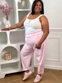 Adoptez ce pantalon coupe ballon grande taille femme, original et confortable. Sa coupe bouffante apporte du style tout en offrant une belle aisance. Doté de poches latérales, d’un élastique à la taille et de passants pour ceinture, il allie praticité et tendance. Sa couleur rose lumineuse dynamise facilement vos tenues.