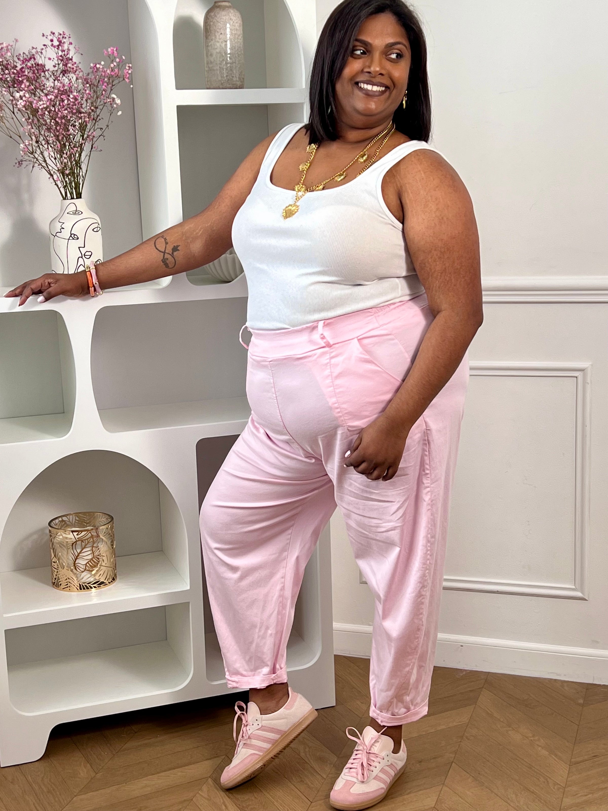 Adoptez ce pantalon coupe ballon grande taille femme, original et confortable. Sa coupe bouffante apporte du style tout en offrant une belle aisance. Doté de poches latérales, d’un élastique à la taille et de passants pour ceinture, il allie praticité et tendance. Sa couleur rose lumineuse dynamise facilement vos tenues.