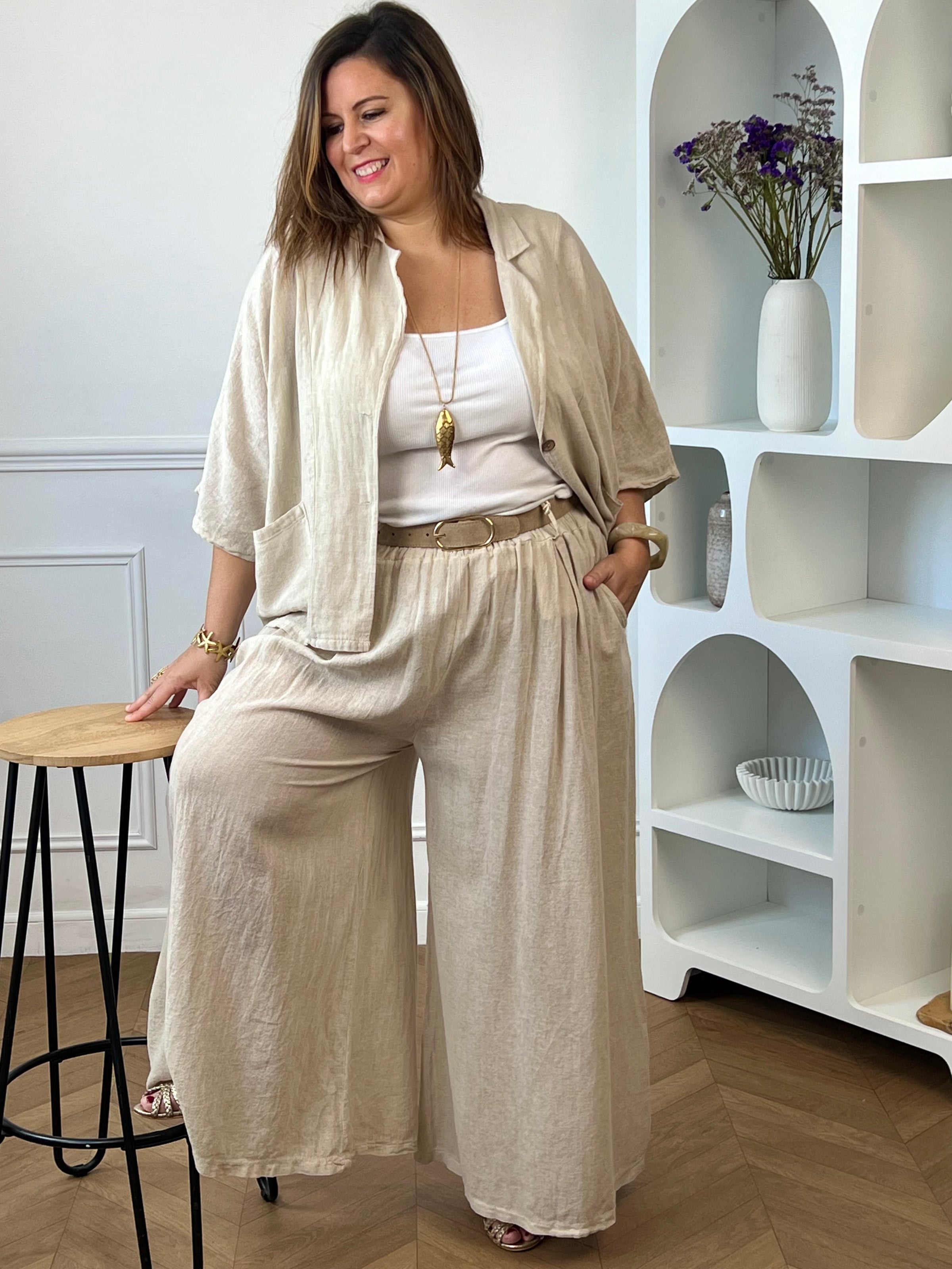 Pantalon beige femme grande taille en 100 % coton, alliant confort et praticité. Sa taille élastique assure un ajustement agréable au quotidien, tandis que ses passants pour ceinture permettent de personnaliser votre style. Doté de deux poches latérales, ce pantalon à la coupe confortable est un indispensable pour composer des tenues décontractées et élégantes.