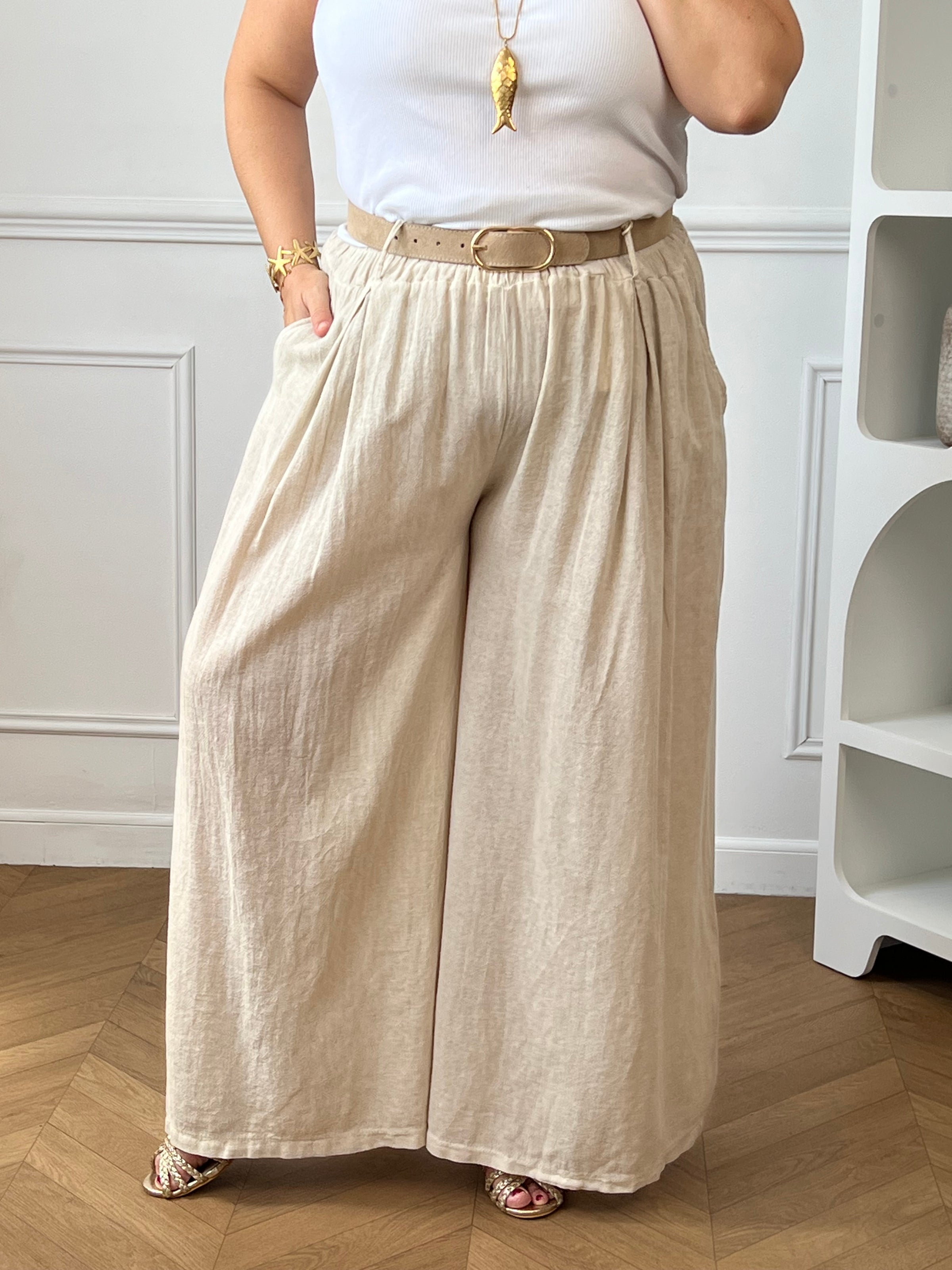 Pantalon beige femme grande taille en 100 % coton, alliant confort et praticité. Sa taille élastique assure un ajustement agréable au quotidien, tandis que ses passants pour ceinture permettent de personnaliser votre style. Doté de deux poches latérales, ce pantalon à la coupe confortable est un indispensable pour composer des tenues décontractées et élégantes.