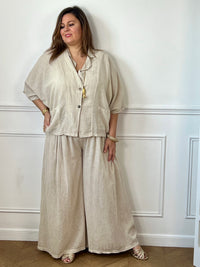 Pantalon beige femme grande taille en 100 % coton, alliant confort et praticité. Sa taille élastique assure un ajustement agréable au quotidien, tandis que ses passants pour ceinture permettent de personnaliser votre style. Doté de deux poches latérales, ce pantalon à la coupe confortable est un indispensable pour composer des tenues décontractées et élégantes.
