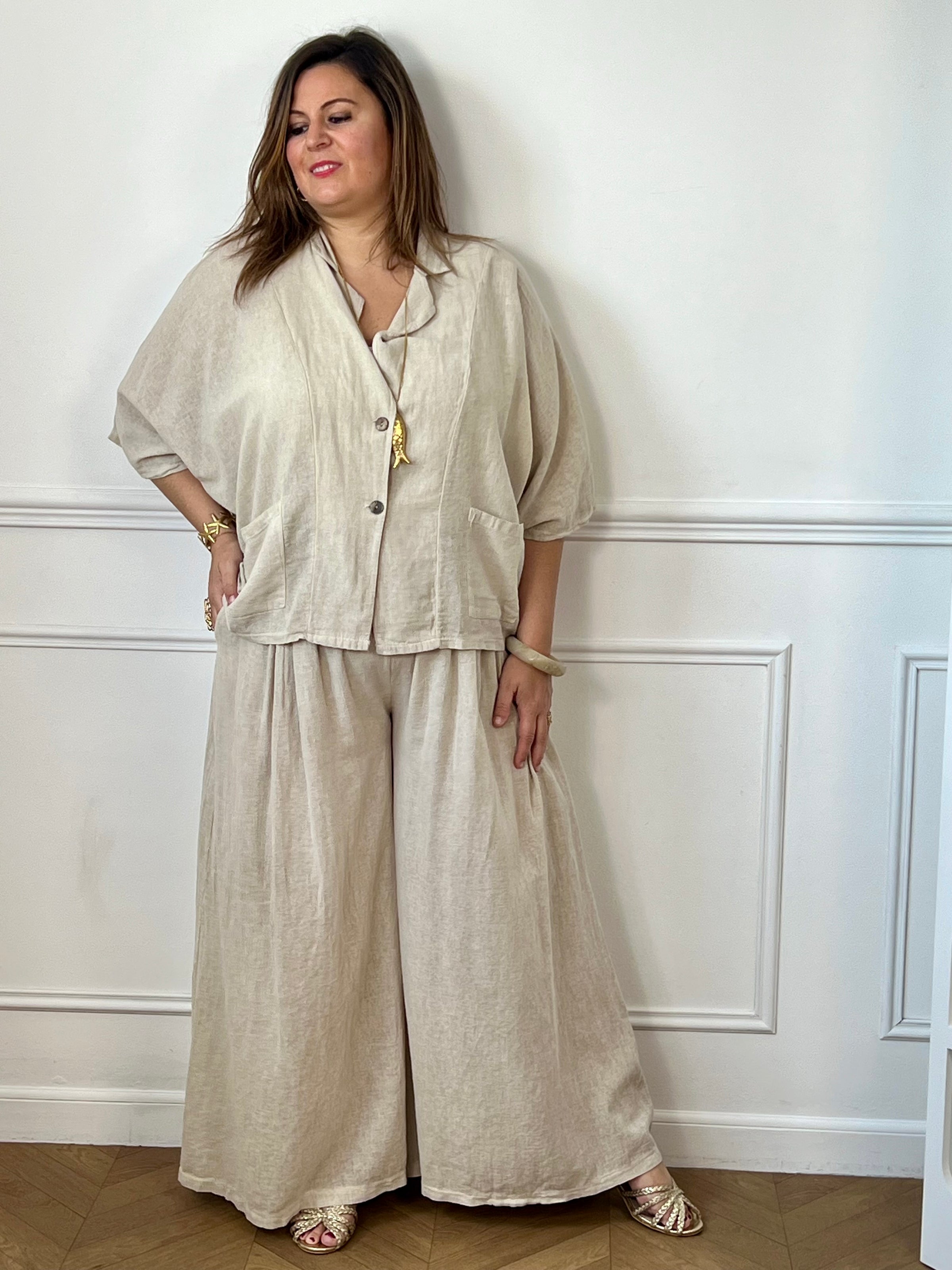 Pantalon beige femme grande taille en 100 % coton, alliant confort et praticité. Sa taille élastique assure un ajustement agréable au quotidien, tandis que ses passants pour ceinture permettent de personnaliser votre style. Doté de deux poches latérales, ce pantalon à la coupe confortable est un indispensable pour composer des tenues décontractées et élégantes.