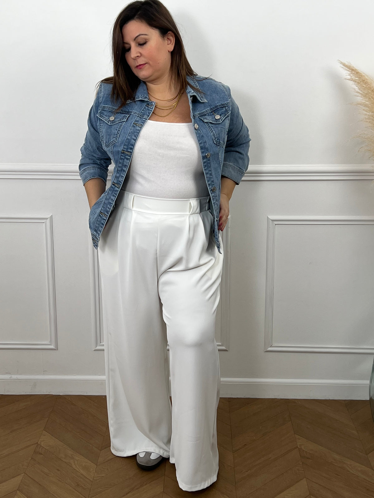 Ce pantalon écru coupe droite grande taille pour femme est l'élégance incarnée. Avec sa matière fluide, il offre un confort optimal et sa coupe droite flatteuse convient à toutes les morphologies. L'élastique au dos garantit un ajustement parfait et les passants pour ceinture sont pratiques. Ajoutez-y un style sophistiqué avec ses deux poches latérales.