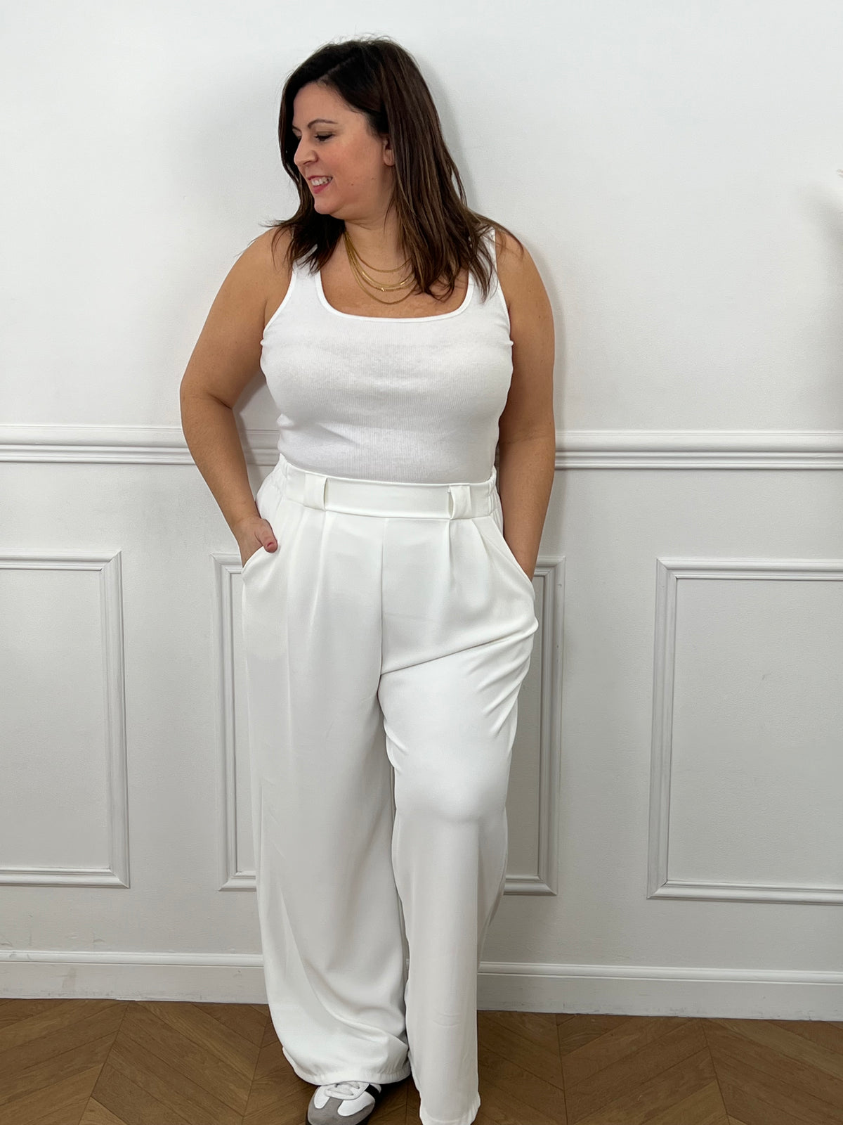 Ce pantalon écru coupe droite grande taille pour femme est l'élégance incarnée. Avec sa matière fluide, il offre un confort optimal et sa coupe droite flatteuse convient à toutes les morphologies. L'élastique au dos garantit un ajustement parfait et les passants pour ceinture sont pratiques. Ajoutez-y un style sophistiqué avec ses deux poches latérales.