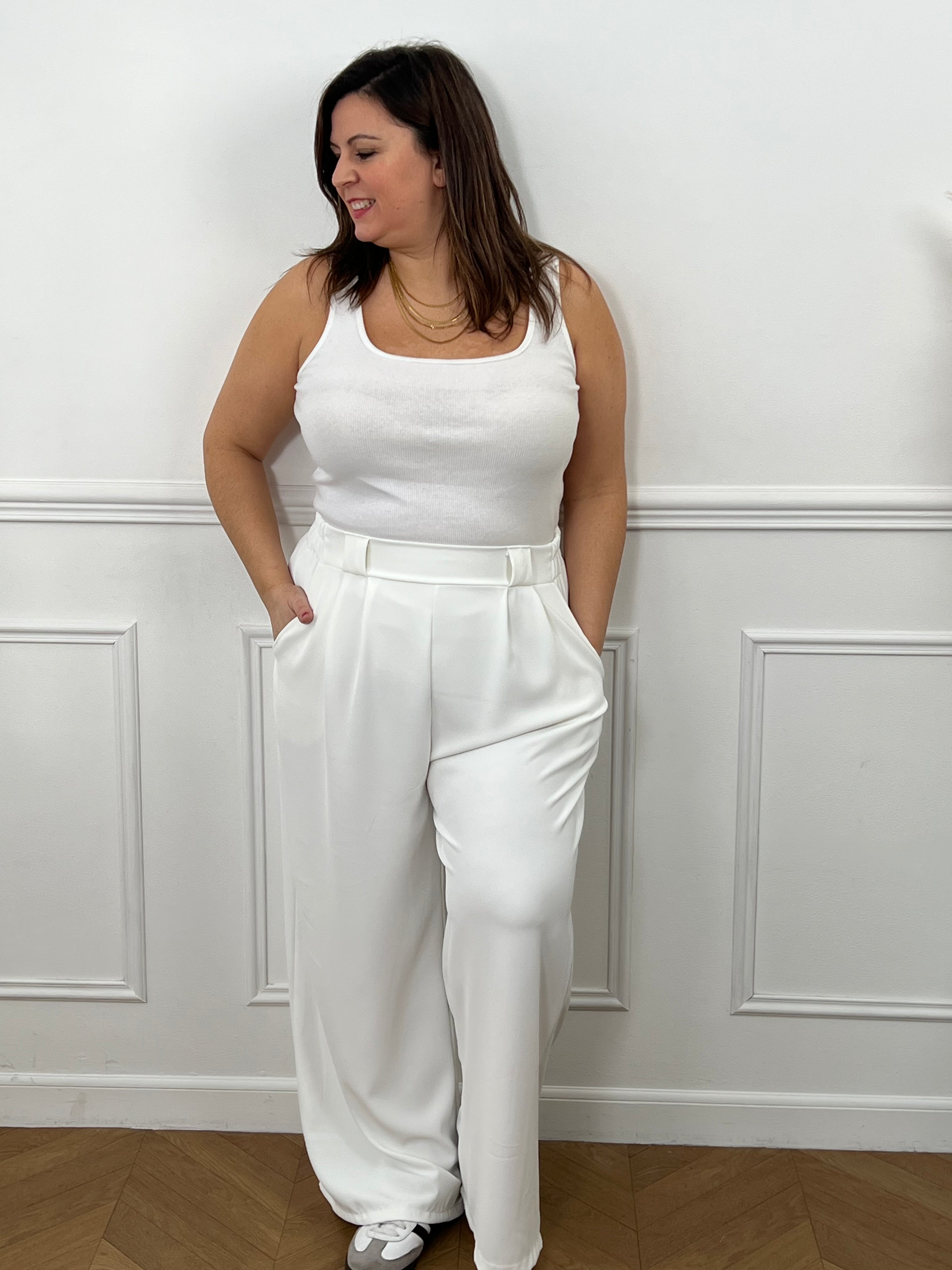 Ce pantalon écru coupe droite grande taille pour femme est l'élégance incarnée. Avec sa matière fluide, il offre un confort optimal et sa coupe droite flatteuse convient à toutes les morphologies. L'élastique au dos garantit un ajustement parfait et les passants pour ceinture sont pratiques. Ajoutez-y un style sophistiqué avec ses deux poches latérales.