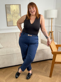 Avec sa coupe grande taille, il épouse vos formes avec élégance. Les poches latérales pratiques vous permettent de ranger vos essentiels, tandis que l'élastique à la taille assure un maintien optimal tout au long de la journée. En bleu marine intemporel, ce pantalon devient un basique indispensable de votre garde-robe.