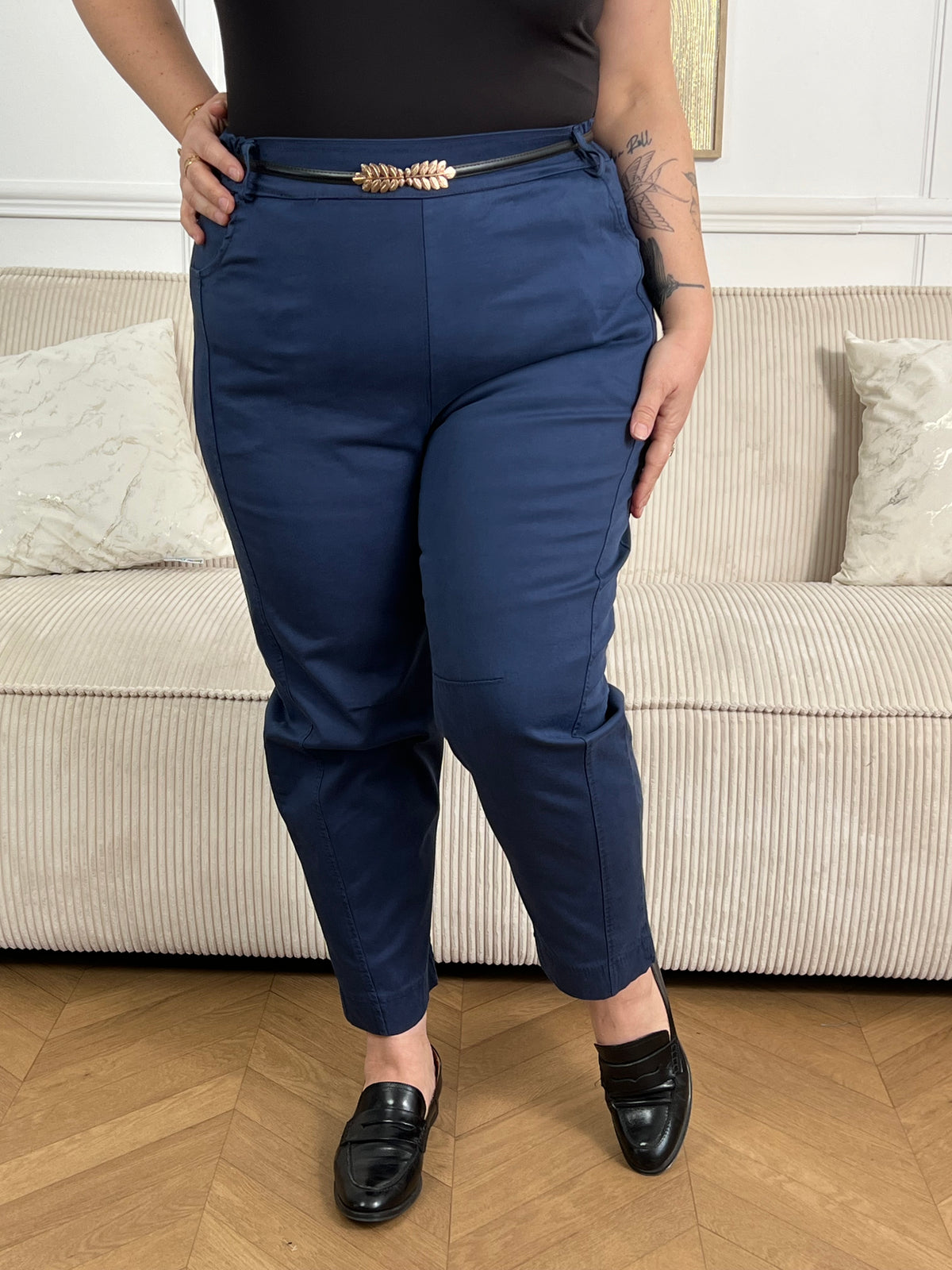Avec sa coupe grande taille, il épouse vos formes avec élégance. Les poches latérales pratiques vous permettent de ranger vos essentiels, tandis que l'élastique à la taille assure un maintien optimal tout au long de la journée. En bleu marine intemporel, ce pantalon devient un basique indispensable de votre garde-robe.