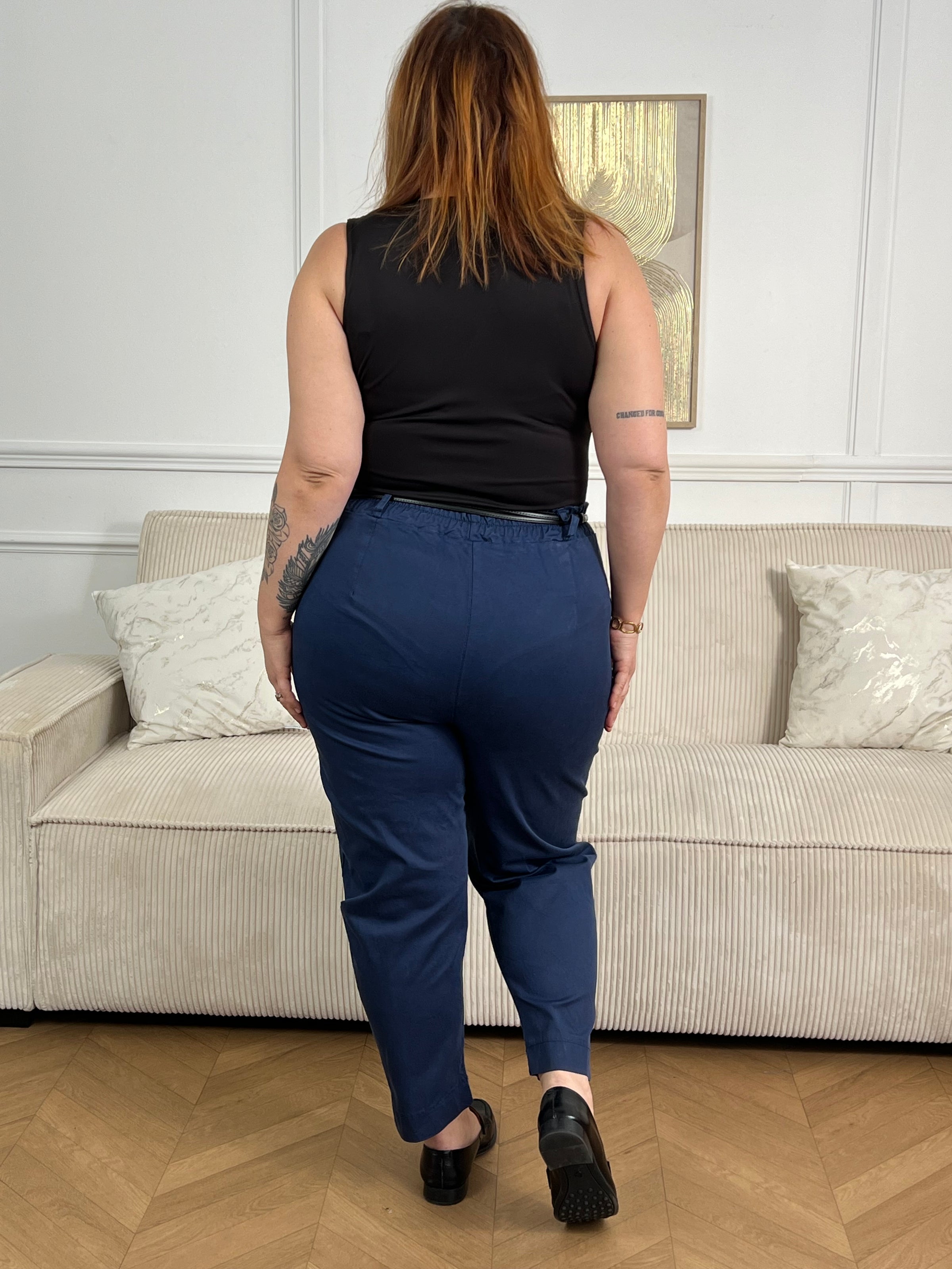 Avec sa coupe grande taille, il épouse vos formes avec élégance. Les poches latérales pratiques vous permettent de ranger vos essentiels, tandis que l'élastique à la taille assure un maintien optimal tout au long de la journée. En bleu marine intemporel, ce pantalon devient un basique indispensable de votre garde-robe.