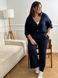 Le pantalon fluide bleu marine Alanis est un incontournable pour votre garde-robe. Avec une taille haute confortable et élastique au dos, ce pantalon large vous assure un ajustement parfait. La ceinture amovible ajoute une touche de peps à votre tenue.