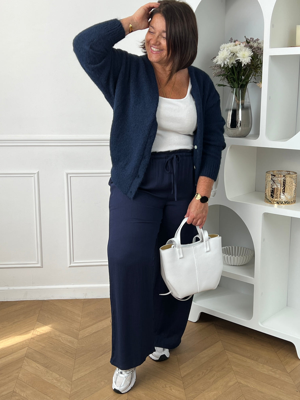 Optez pour ce pantalon élastique grande taille femme à coupe droite, alliant confort et style. Sa taille élastiquée avec lien à nouer assure un ajustement parfait. En bleu marine, il s’adapte facilement à toutes vos tenues du quotidien.