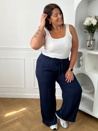 Optez pour ce pantalon élastique grande taille femme à coupe droite, alliant confort et style. Sa taille élastiquée avec lien à nouer assure un ajustement parfait. En bleu marine, il s’adapte facilement à toutes vos tenues du quotidien.