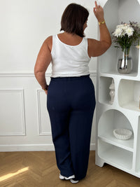 Optez pour ce pantalon élastique grande taille femme à coupe droite, alliant confort et style. Sa taille élastiquée avec lien à nouer assure un ajustement parfait. En bleu marine, il s’adapte facilement à toutes vos tenues du quotidien.