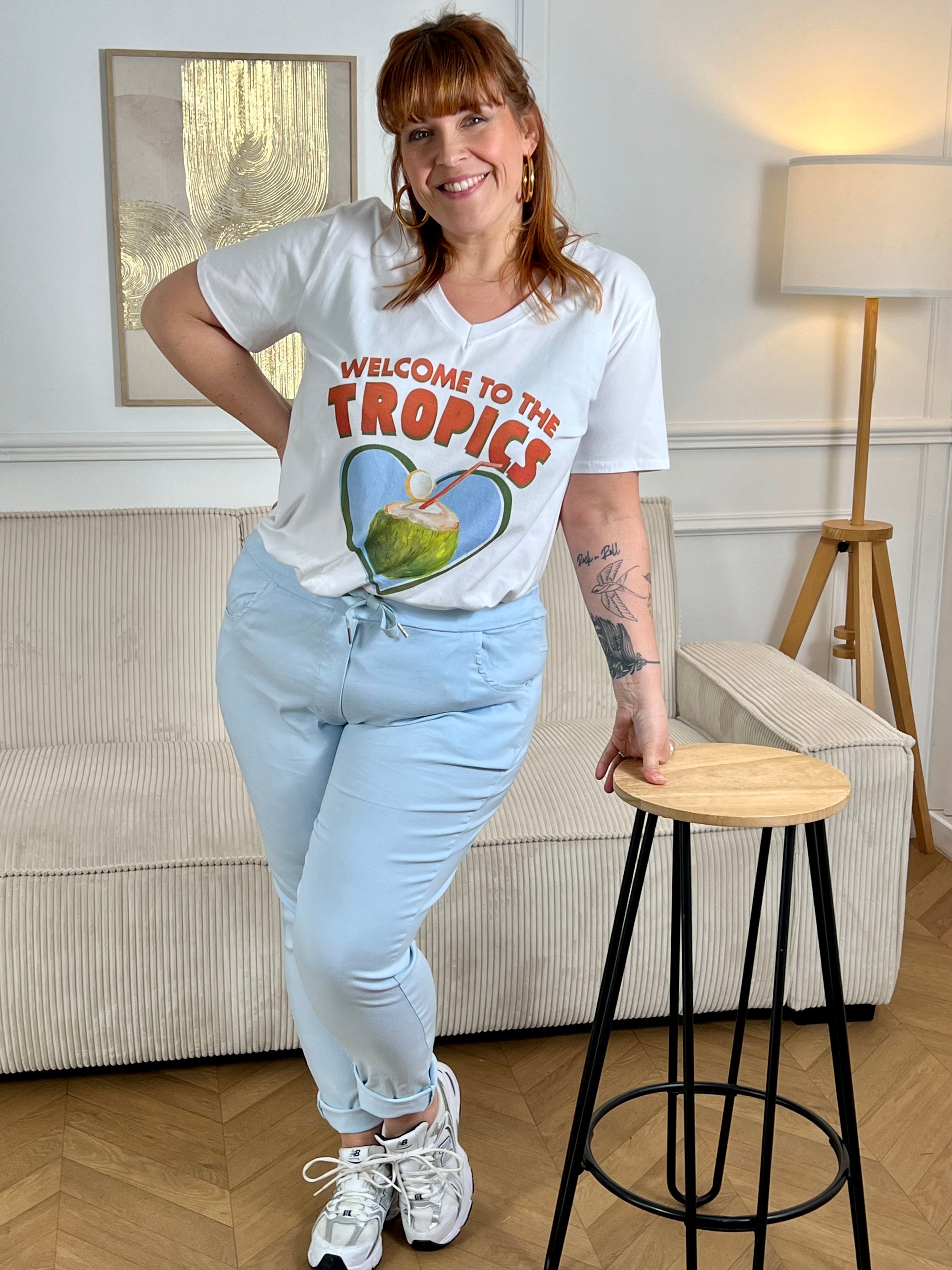 Ce pantalon bleu ciel Jack, fait en Italie, vous offrira un confort incomparable grâce à sa grande taille et son cordon ajustable. Avec ses poches latérales à l'avant et à l'arrière, il est à la fois pratique et élégant.