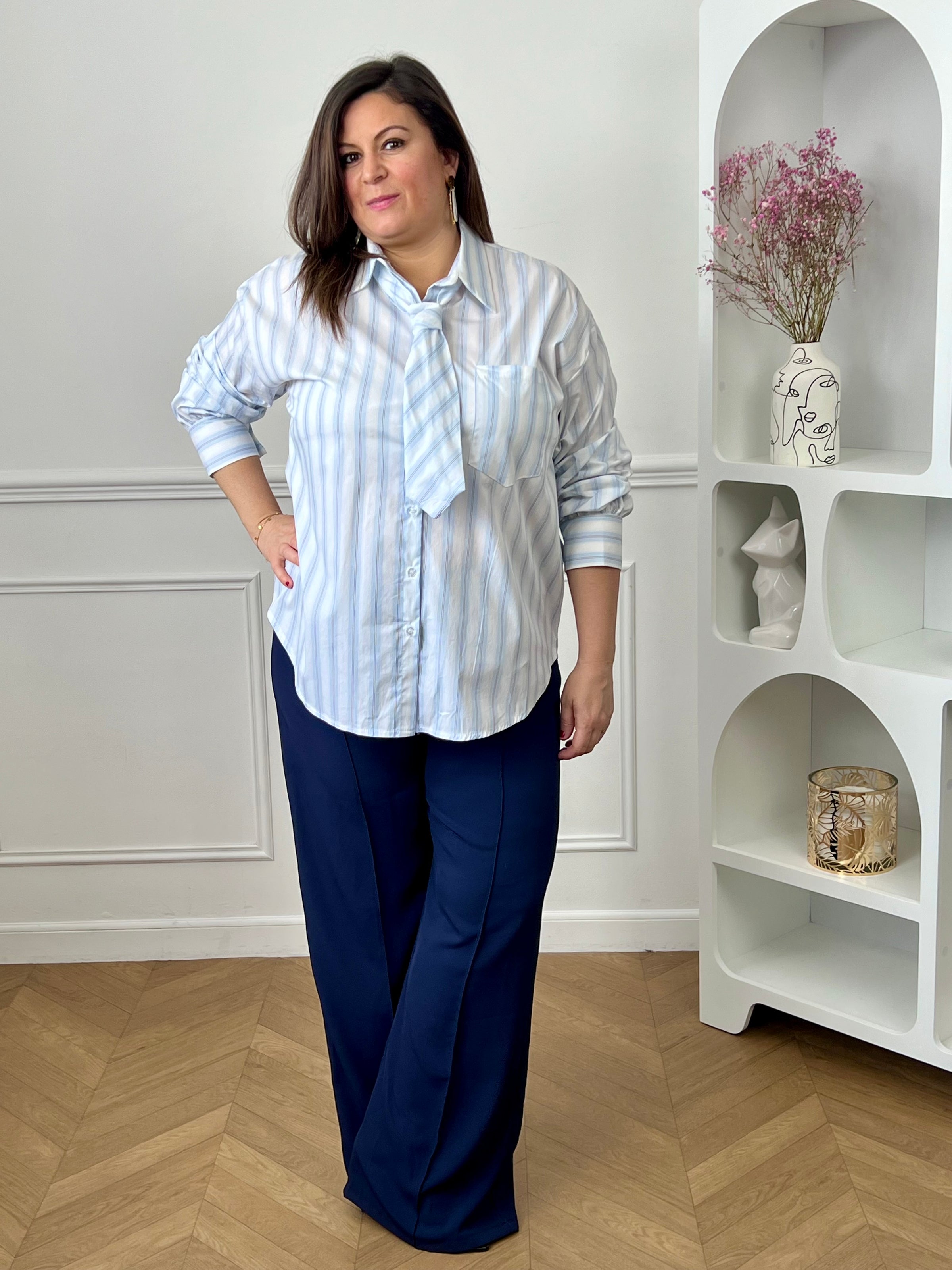 Pantalon grande taille femme à coupe droite, parfait pour une silhouette élégante et confortable. Doté de plis sur le devant et d’une taille élastique au dos, il assure un ajustement optimal tout en restant agréable à porter. Ses passants pour ceinture permettent de structurer la tenue selon vos envies. Confectionné dans une matière fluide, ce pantalon bleu marine est idéal pour un look chic et polyvalent au quotidien.