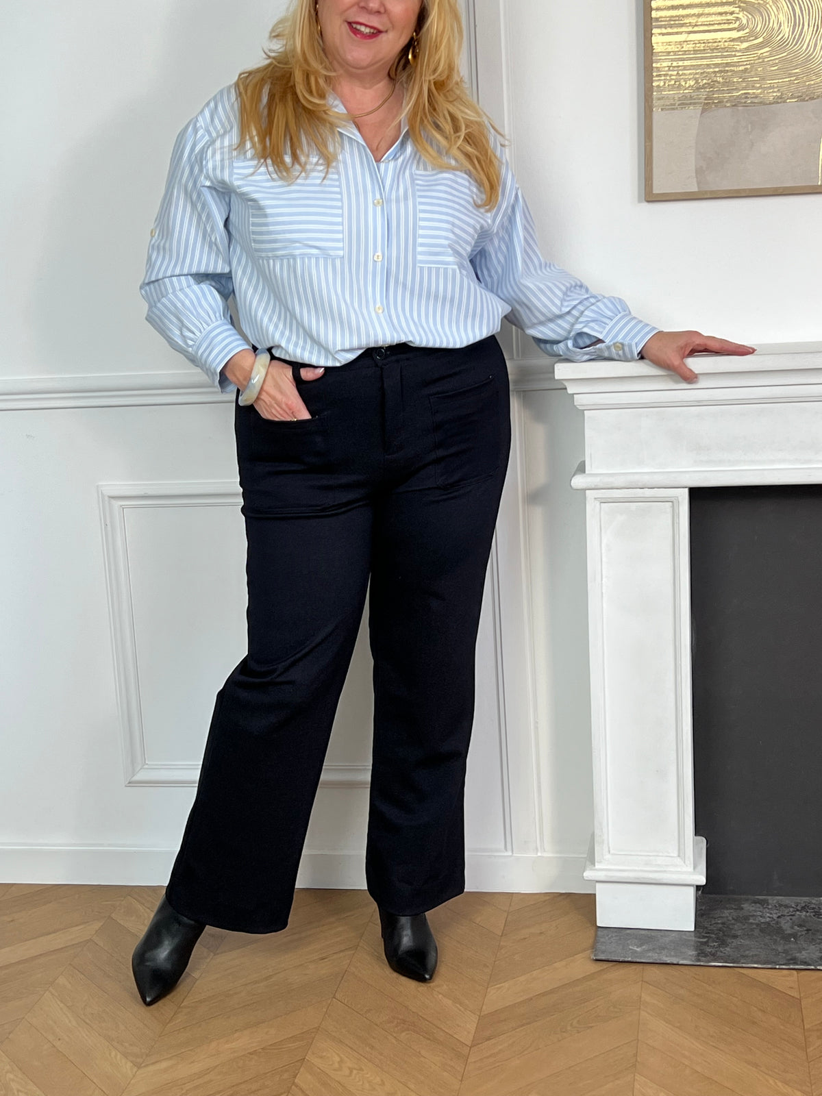 Parfait pour les femmes grandes tailles, le pantalon Elvio en bleu foncé offre une coupe droite flatteuse. Avec un élastique au dos de la taille et des passants pour ceinture, il garantit un confort optimal. De plus, vous aurez deux poches pratiques à l'avant.&nbsp;