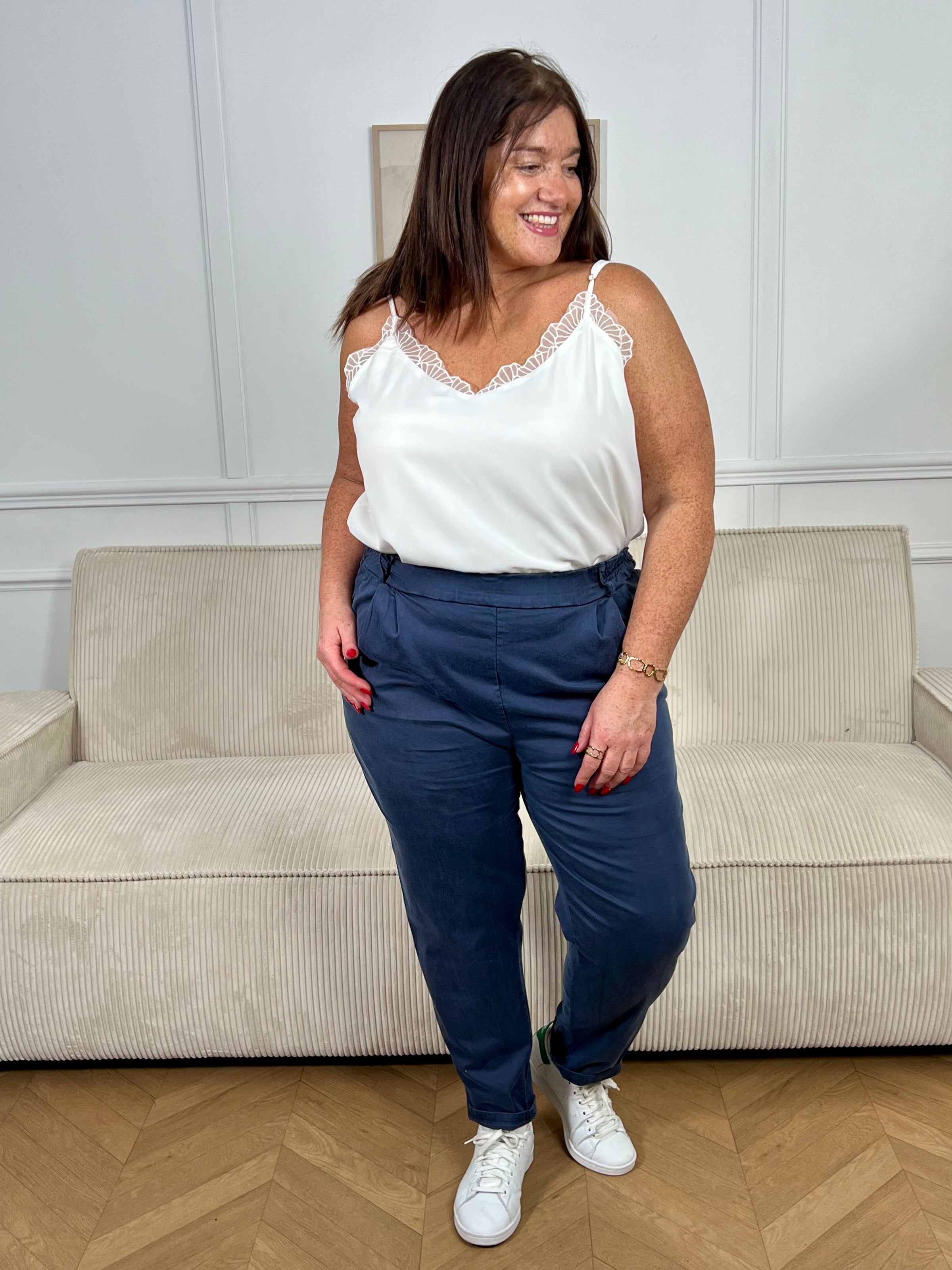Découvrez le pantalon Juliette, votre allié confort au quotidien. Confectionné en coton de qualité, ce pantalon bleu grande taille épouse vos formes avec élégance. Ses poches latérales pratiques, son élastique à la taille ajustable et ses passants pour ceinture offrent flexibilité et style. Parfait pour un look décontracté ou semi-habillé, ce basique incontournable s'adapte à tous vos besoins.