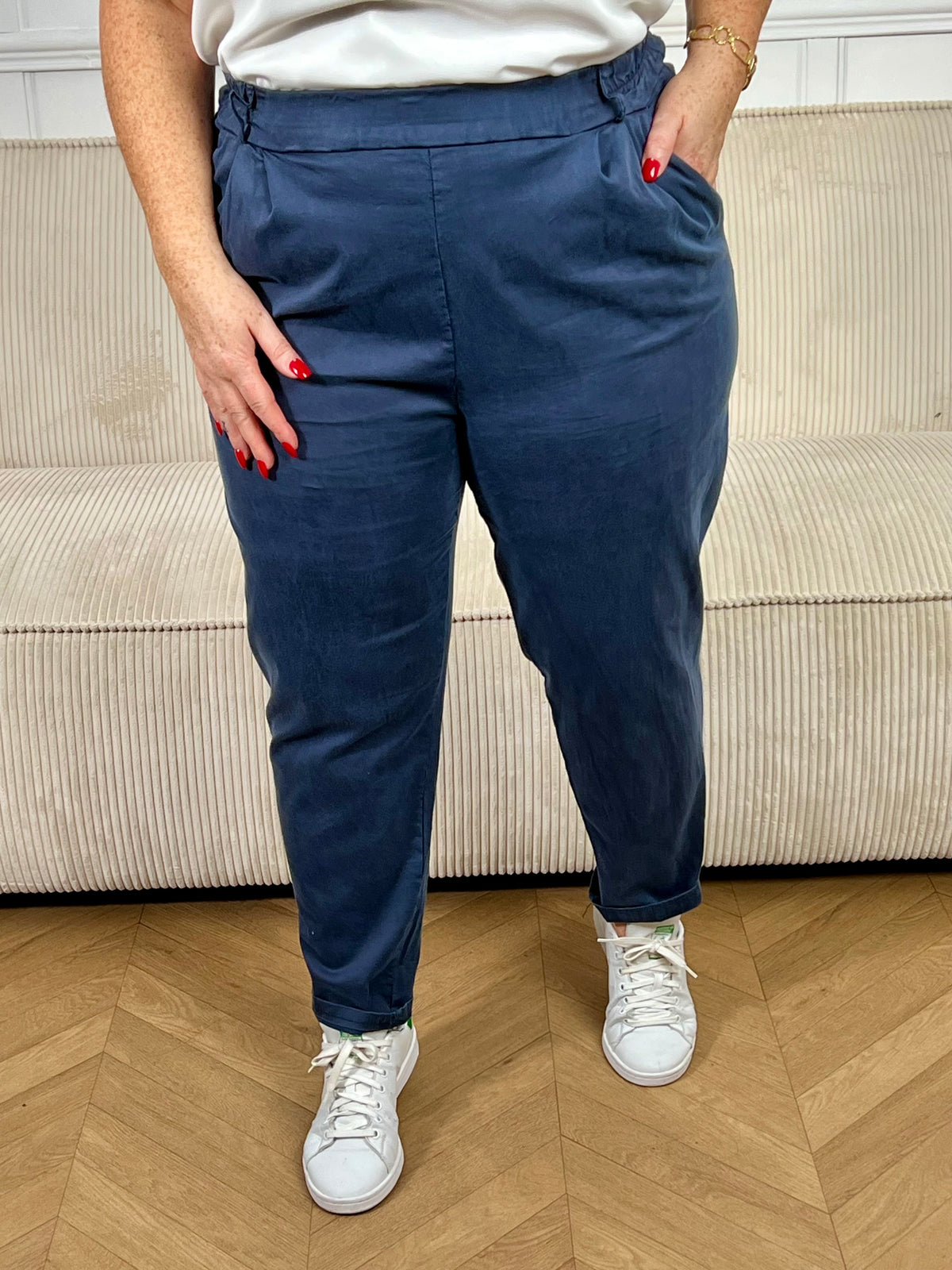Découvrez le pantalon Juliette, votre allié confort au quotidien. Confectionné en coton de qualité, ce pantalon bleu grande taille épouse vos formes avec élégance. Ses poches latérales pratiques, son élastique à la taille ajustable et ses passants pour ceinture offrent flexibilité et style. Parfait pour un look décontracté ou semi-habillé, ce basique incontournable s'adapte à tous vos besoins.