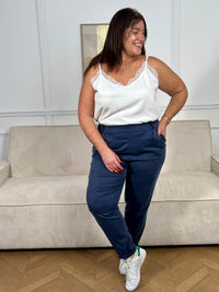 Découvrez le pantalon Juliette, votre allié confort au quotidien. Confectionné en coton de qualité, ce pantalon bleu grande taille épouse vos formes avec élégance. Ses poches latérales pratiques, son élastique à la taille ajustable et ses passants pour ceinture offrent flexibilité et style. Parfait pour un look décontracté ou semi-habillé, ce basique incontournable s'adapte à tous vos besoins.