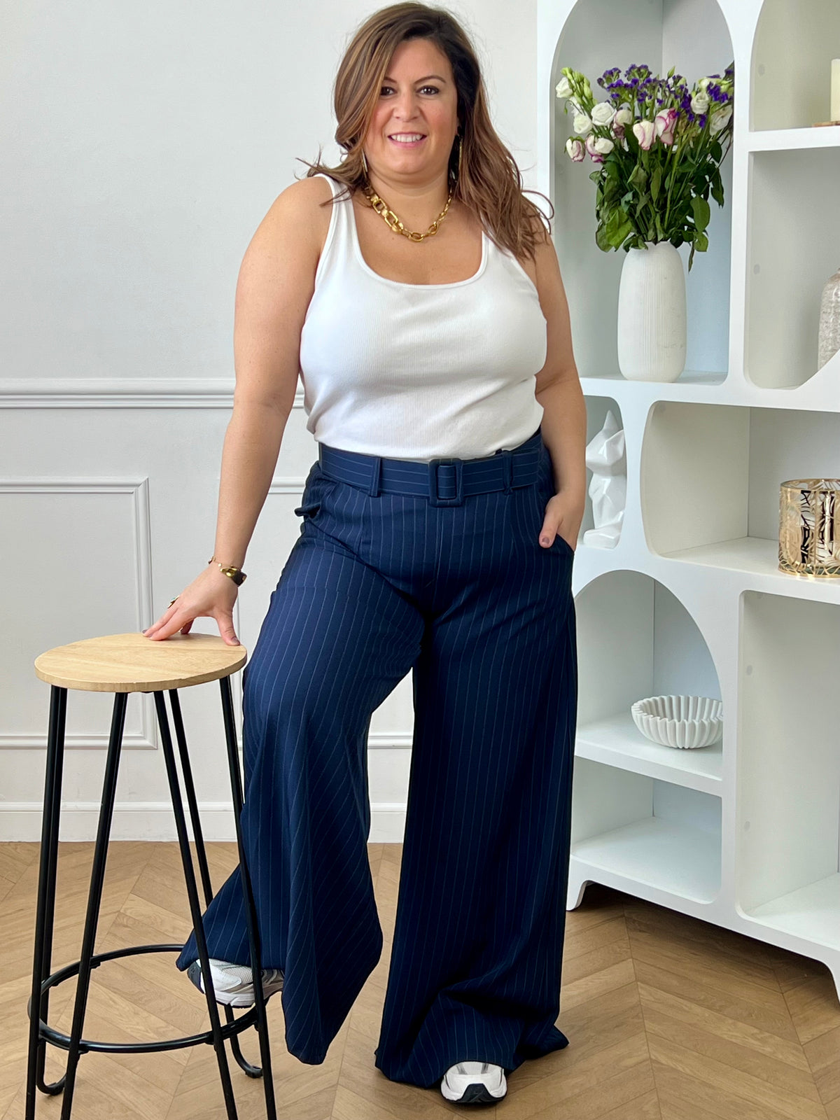 Élégant et intemporel, ce pantalon ample bleu marine à rayures séduit par sa coupe fluide et sa ceinture assortie. Une pièce chic et polyvalente, parfaite pour composer des looks raffinés au quotidien.