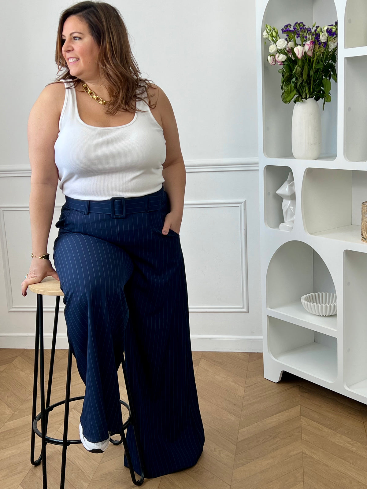 Élégant et intemporel, ce pantalon ample bleu marine à rayures séduit par sa coupe fluide et sa ceinture assortie. Une pièce chic et polyvalente, parfaite pour composer des looks raffinés au quotidien.