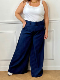 Élégant et intemporel, ce pantalon ample bleu marine à rayures séduit par sa coupe fluide et sa ceinture assortie. Une pièce chic et polyvalente, parfaite pour composer des looks raffinés au quotidien.