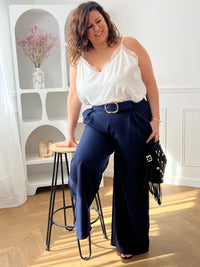 Découvrez le confort ultime avec ce pantalon fluide grande taille Paola. Confectionné dans une matière douce et aérienne, il épouse vos formes sans contrainte grâce à son coupe ample et son élastique discret au dos. Les poches latérales avant offrent praticité et style, tandis que la ceinture amovible à motifs vous permet de personnaliser votre look selon vos envies.