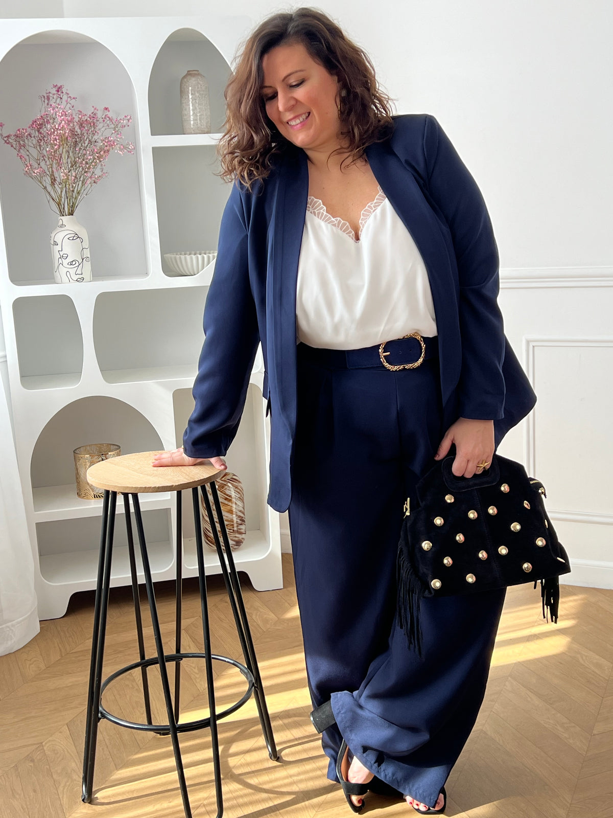 Découvrez le confort ultime avec ce pantalon fluide grande taille Paola. Confectionné dans une matière douce et aérienne, il épouse vos formes sans contrainte grâce à son coupe ample et son élastique discret au dos. Les poches latérales avant offrent praticité et style, tandis que la ceinture amovible à motifs vous permet de personnaliser votre look selon vos envies.