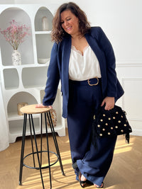 Découvrez le confort ultime avec ce pantalon fluide grande taille Paola. Confectionné dans une matière douce et aérienne, il épouse vos formes sans contrainte grâce à son coupe ample et son élastique discret au dos. Les poches latérales avant offrent praticité et style, tandis que la ceinture amovible à motifs vous permet de personnaliser votre look selon vos envies.